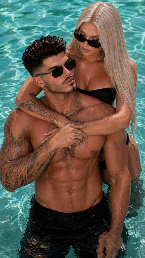 Casal elegante em piscina azul usando óculos escuros e moda preta, prompt casal piscina luxo com estética realista e sensual