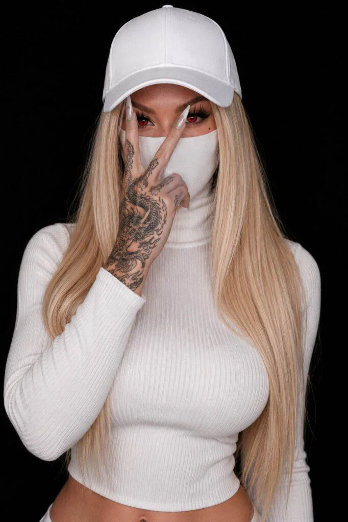 Mulher loira usando boné branco e máscara facial em retrato escuro e realista criado com prompt ia imagem feminina.